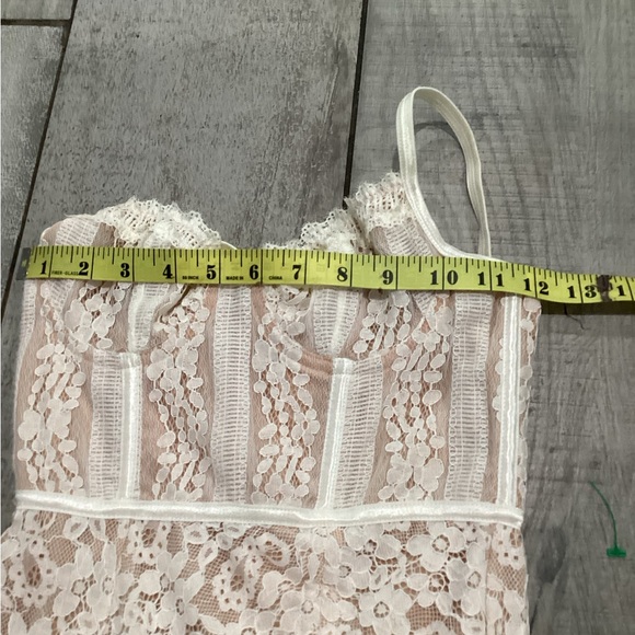 Urban Outfitters Strapless Lace Dress in Cream sizeXS petite - Picture 9 of 11